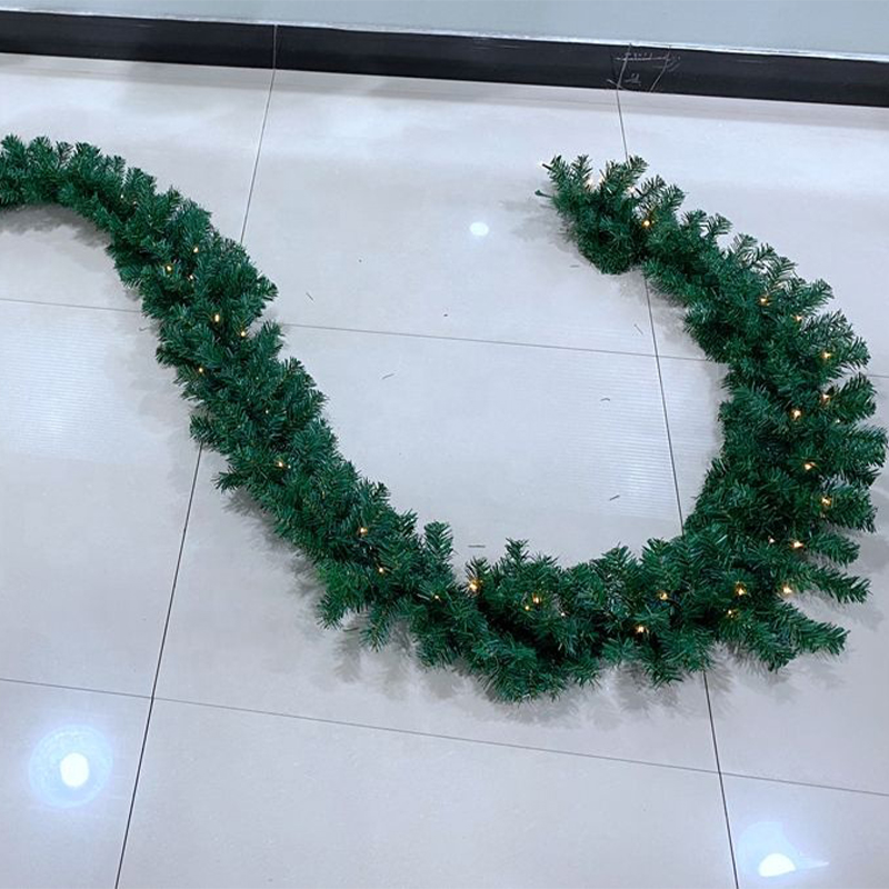 Pre-lit 5m green PVC christmas garland with led lights